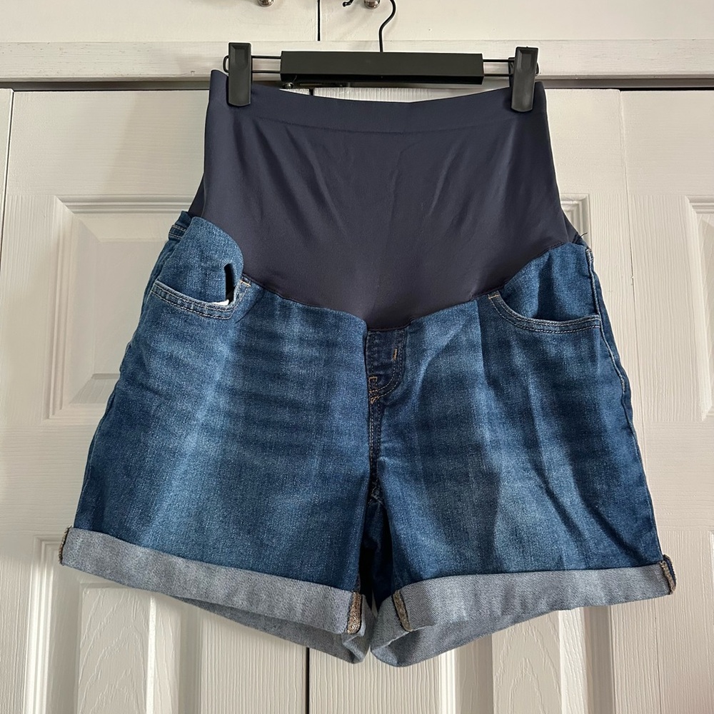 Old Navy Maternity Shorts. Denim Size 10. Excellent condition.